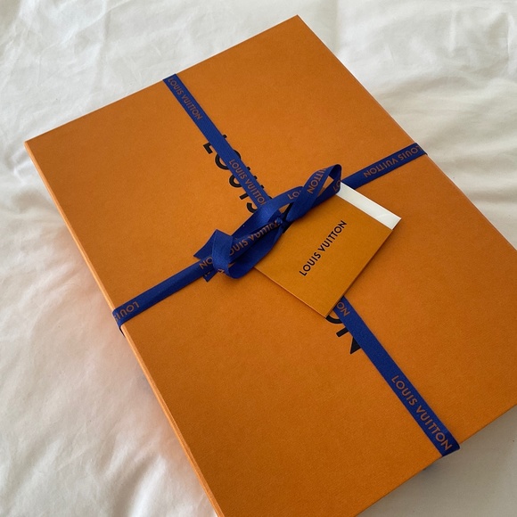 LOUIS VUITTON Large gift box with ribbon and blank gift card.